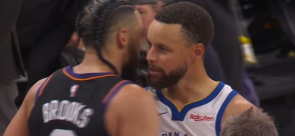 正规配资门户网站 风度！库里与狄龙、杰伦·格林拥抱致意 科尔还跟狄龙聊上了