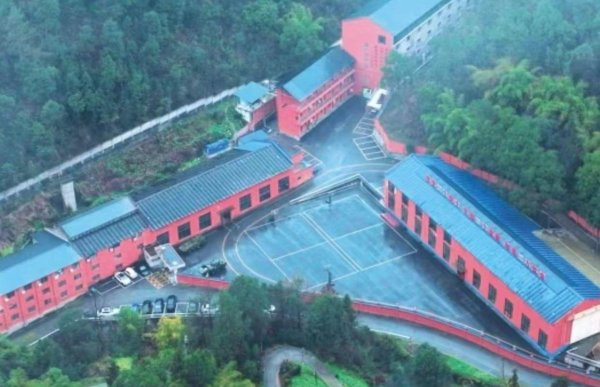 配资公司排行 “失联女友被送进一‘素质教育基地’，男子寻找时拍下教官殴打学员”？重庆南川通报：对涉事教官予田某以行政处罚